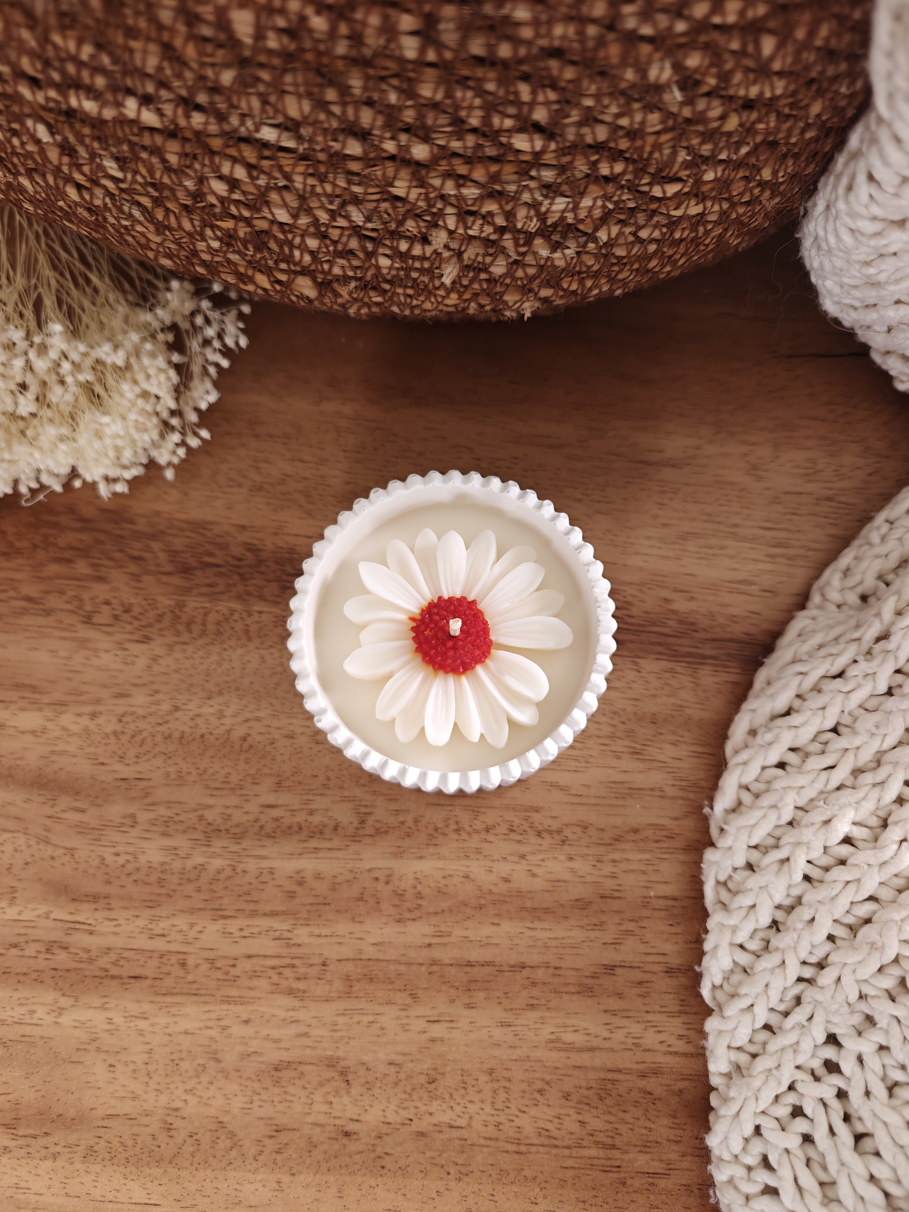 L'Irrésistible, bougie en forme de fleur dans un contenant en résine