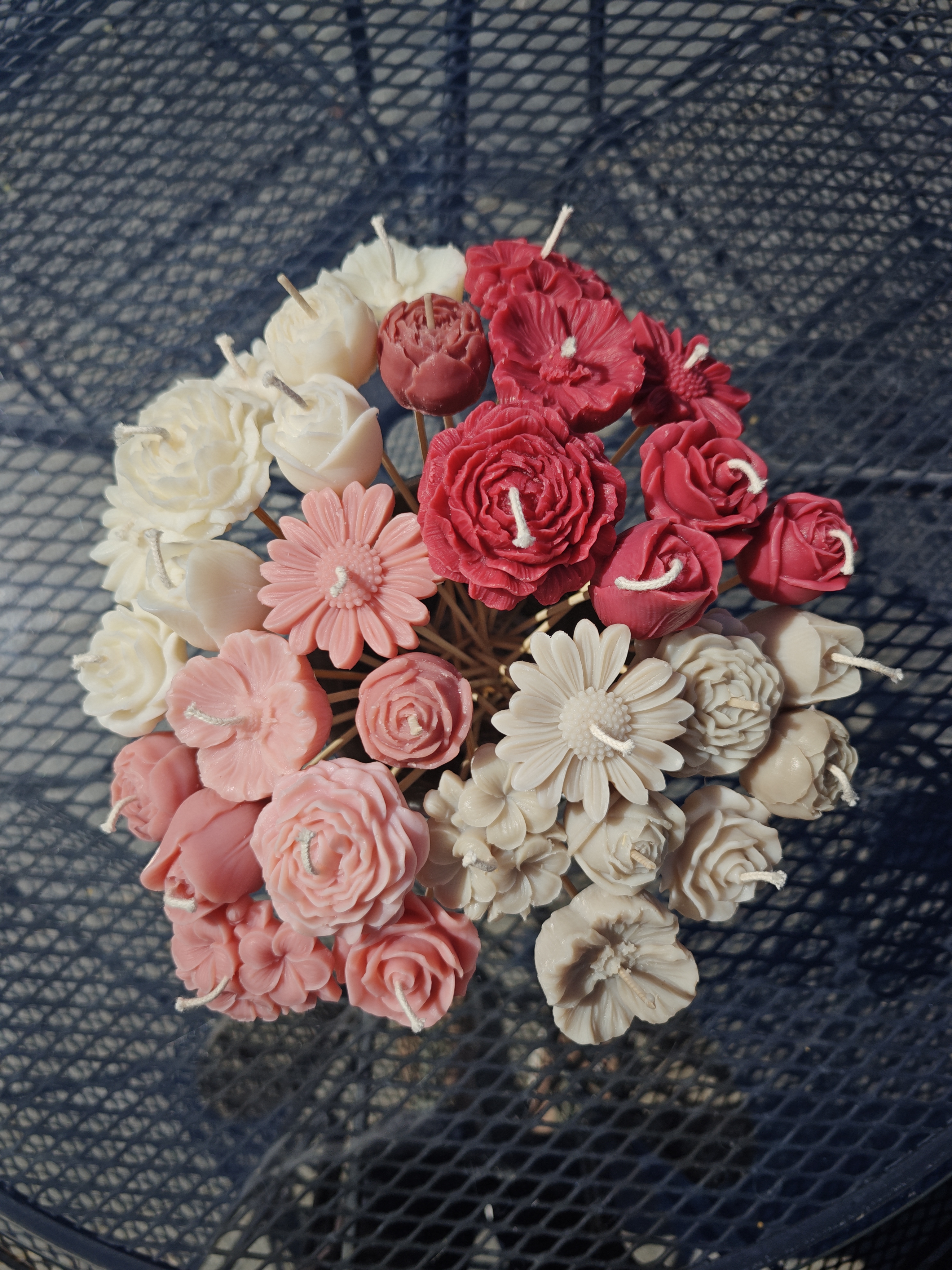 Grand bouquet de bougies de différentes couleurs