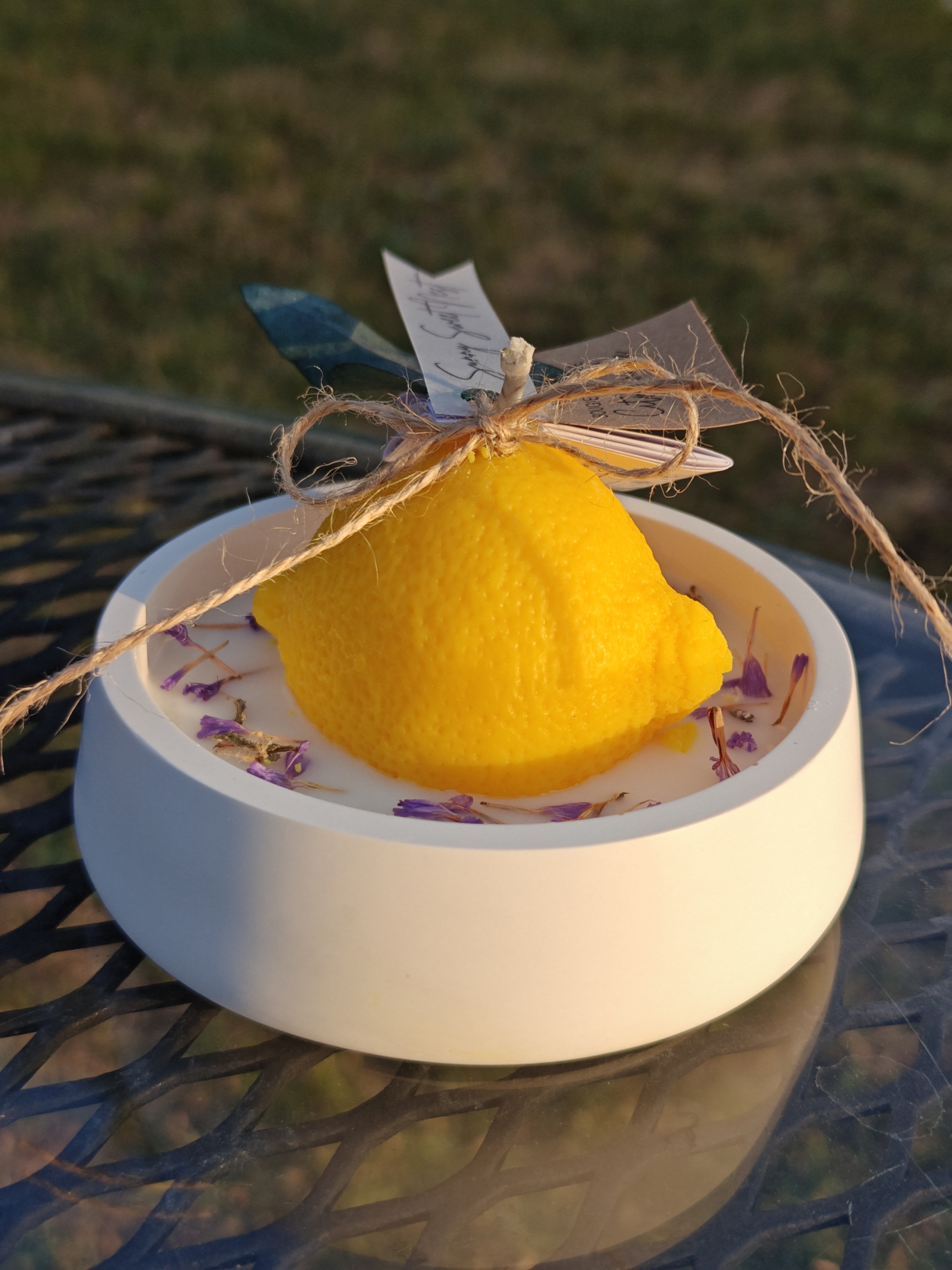 La Provencale, bougie en forme de citron dans un contenant en résine