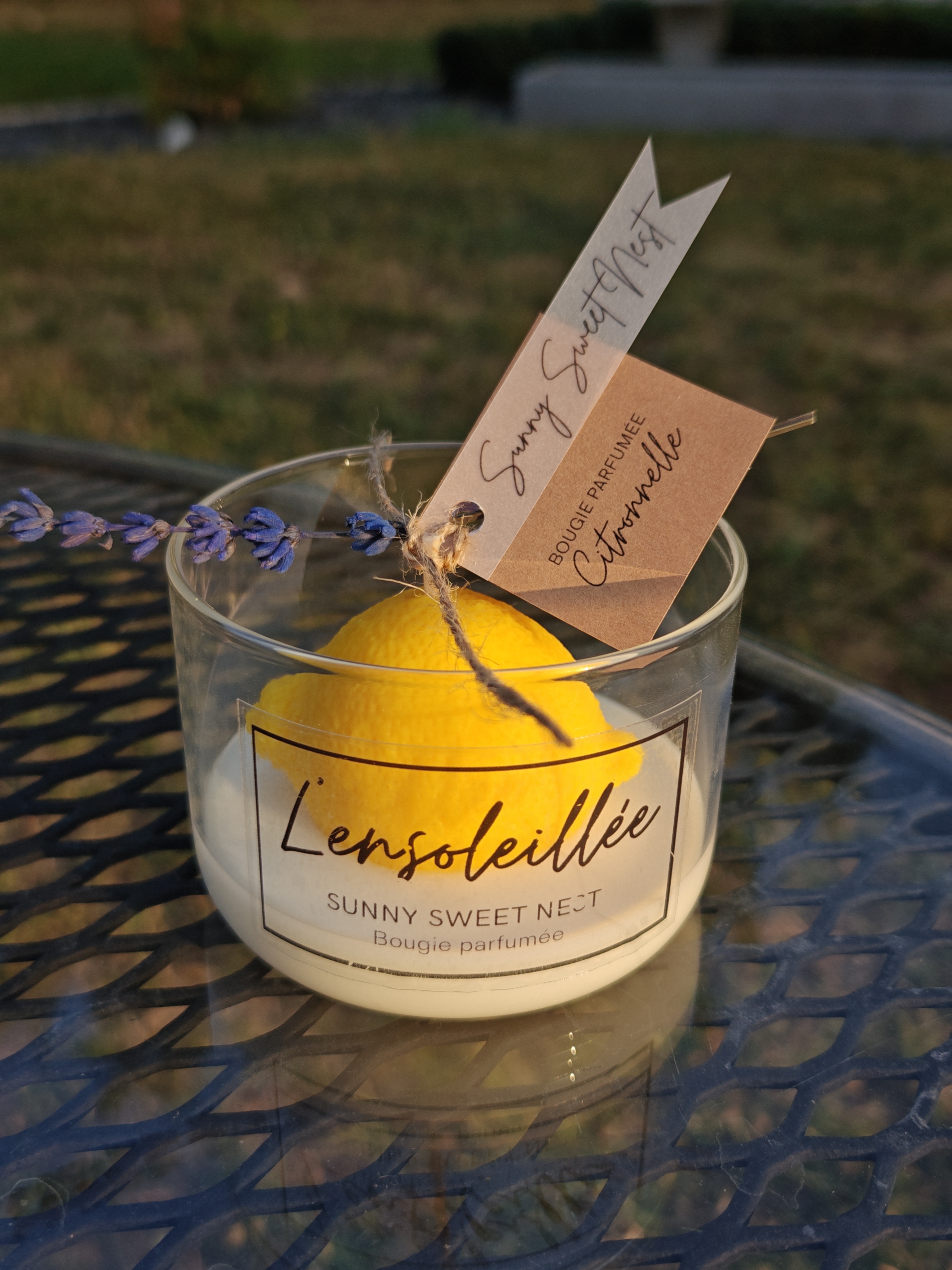L'Ensoleillée, bougie en forme de citron dans un contenant en verre