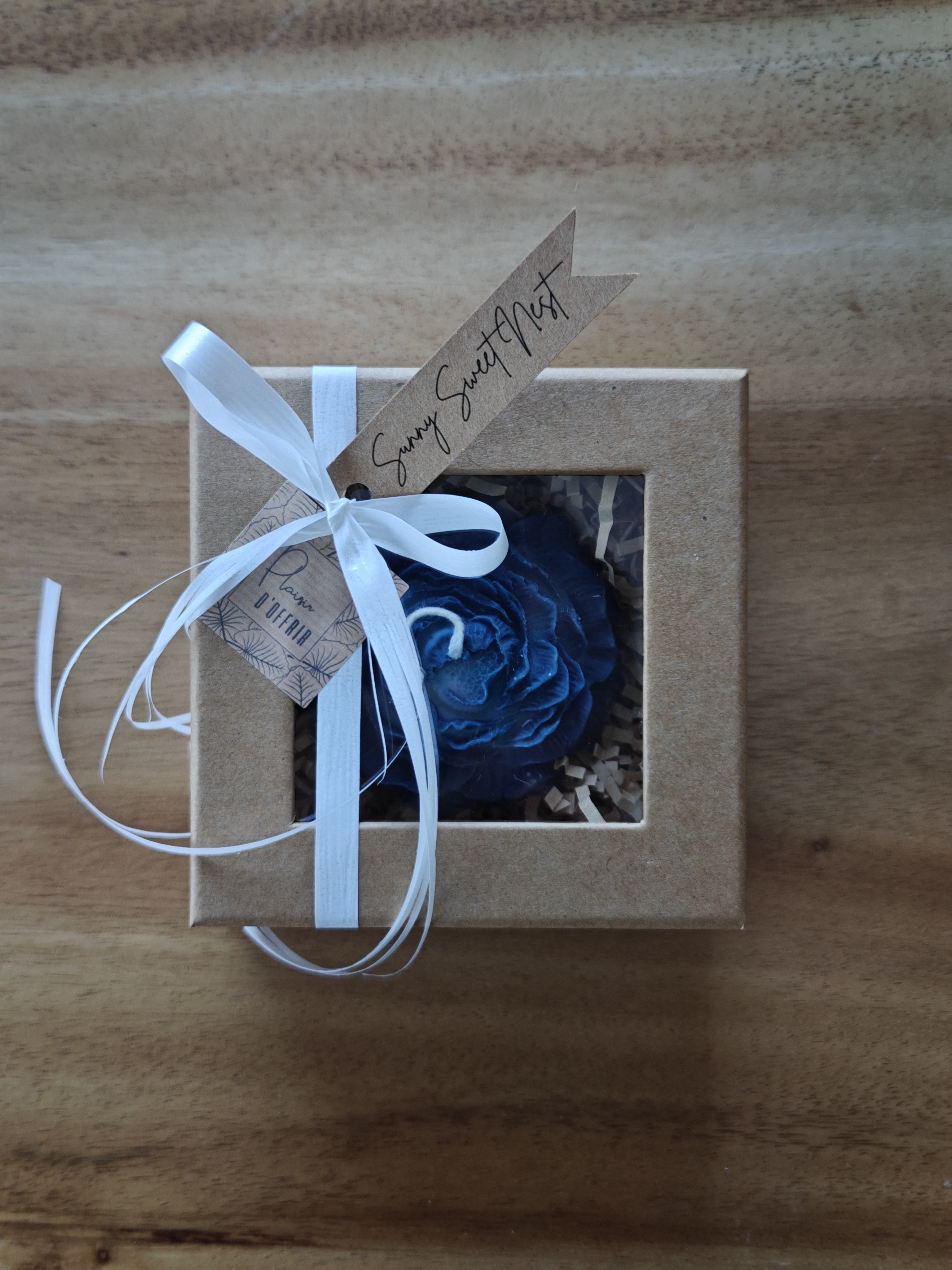 Bougie en forme de rose sauvage bleu foncé pour un anniversaire
